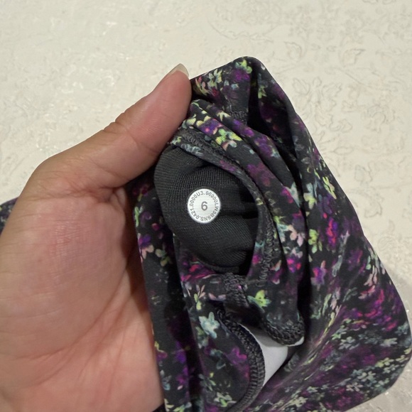 Floral Patterned Lululemon leggings - Picture 7 of 8